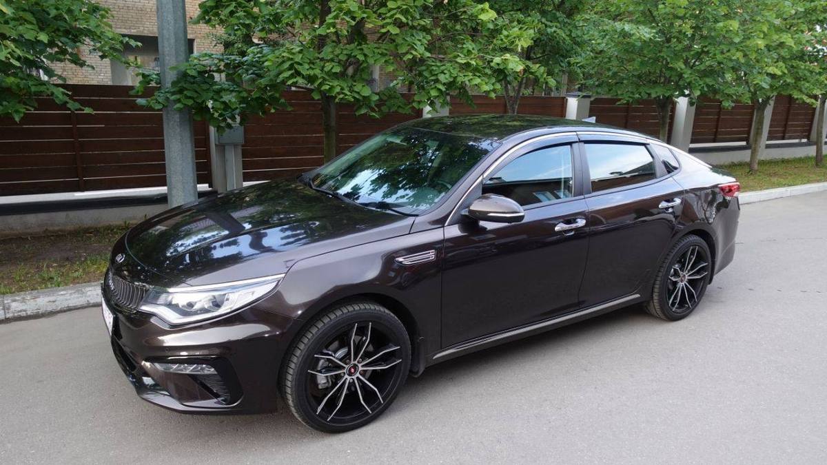 Купить Kia Optima IV Рестайлинг седан, 2019 года, цвет: Коричневый, за  2560000 руб. в Санкт-Петербурге